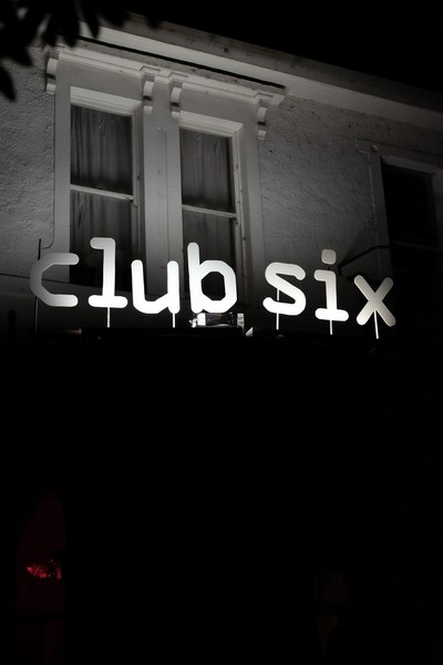 A large sign saying club six.